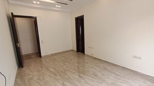 Room in 3 BHK Builder Floor at Dlf Phase ii – for Rent