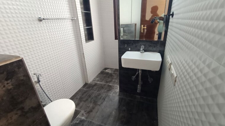 Bathroom, dlf phase ii 3 Bedroom 2300 Sq.Ft. Builder Floor In Dlf Phase ii Gurgaon 10569007