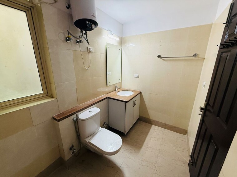 Bathroom, unitech-south-city-ii 3 Bedroom 1880 Sq.Ft. Builder Floor In Sector 50 Gurgaon 10569010