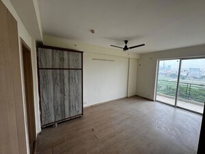 Room in 3 BHK Apartment at Emaar Palm Hills, Sector 77 – for Rent
