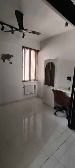 Room in 2.5 BHK Apartment at Godrej 101, Sector 79 – for Rent