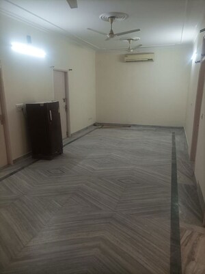 Room in 3 BHK Builder Floor at Dlf Phase iv – for Rent