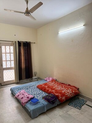 Bedroom in 3 BHK Builder Floor at Dlf Phase iv – for Rent