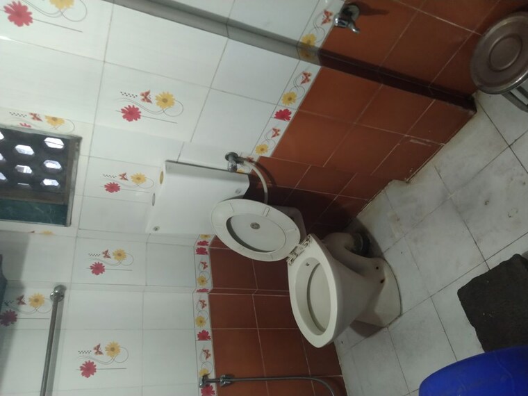 Bathroom, mig-colony-gokhalenagar 2 Bedroom 1000 Sq.Ft. Apartment In Gokhalenagar Pune 10569061