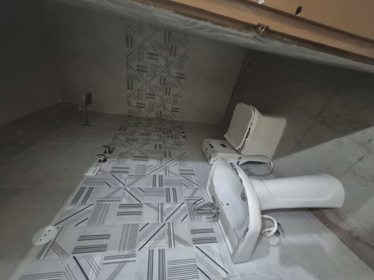 Bathroom, mayur vihar 3.5 Bedroom 950 Sq.Ft. Builder Floor In Mayur Vihar Delhi 10569278