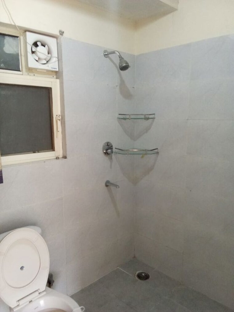 Bathroom, bptp-parkland 3 Bedroom 180 Sq.Yd. Builder Floor In Sector 75 Faridabad 10569285