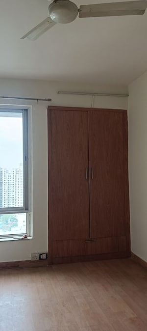 Room in 3.5 BHK Apartment at Unitech Harmony, Sector 50 – for Rent