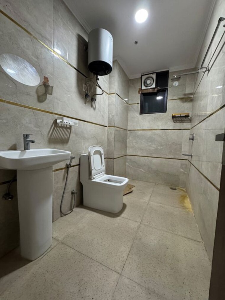 Bathroom, chattarpur 3 Bedroom 1320 Sq.Ft. Builder Floor In Chattarpur Delhi 10569388