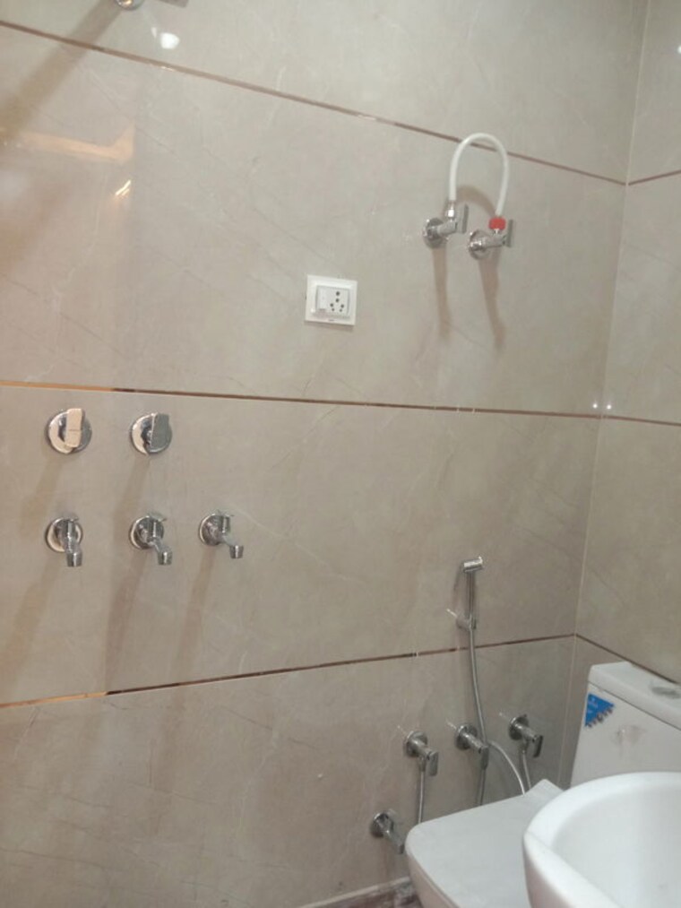 Bathroom, mohan garden 2 Bedroom 450 Sq.Ft. Builder Floor In Mohan Garden Delhi 10569389