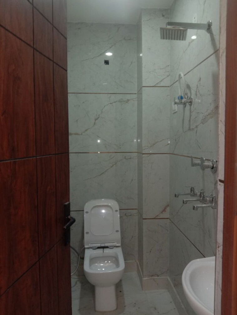 Bathroom, mohan garden 2 Bedroom 450 Sq.Ft. Builder Floor In Mohan Garden Delhi 10569389