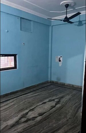 Room in 1 BHK Apartment at Husainganj – for Rent