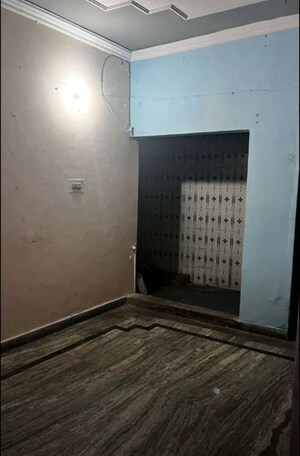 Room in 1 BHK Apartment at Husainganj – for Rent