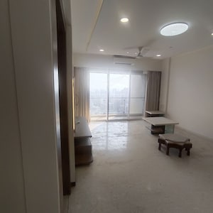 Room in 3.5 BHK Apartment at Runwal Elegante, Andheri West – for Rent