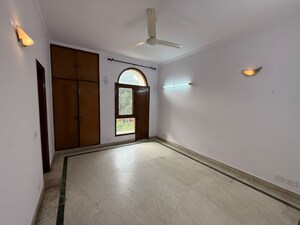 Room in 3 BHK Builder Floor at Nehru Enclave – for Rent