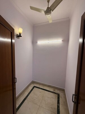 Room in 3 BHK Builder Floor at Nehru Enclave – for Rent