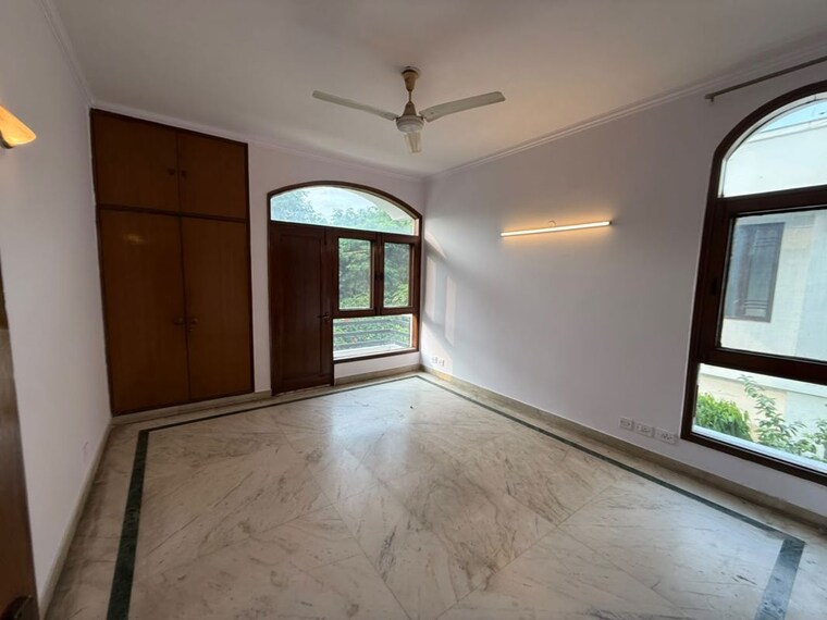 Room, nehru enclave 3 Bedroom 433 Sq.Yd. Builder Floor In Nehru Enclave Delhi 10569609