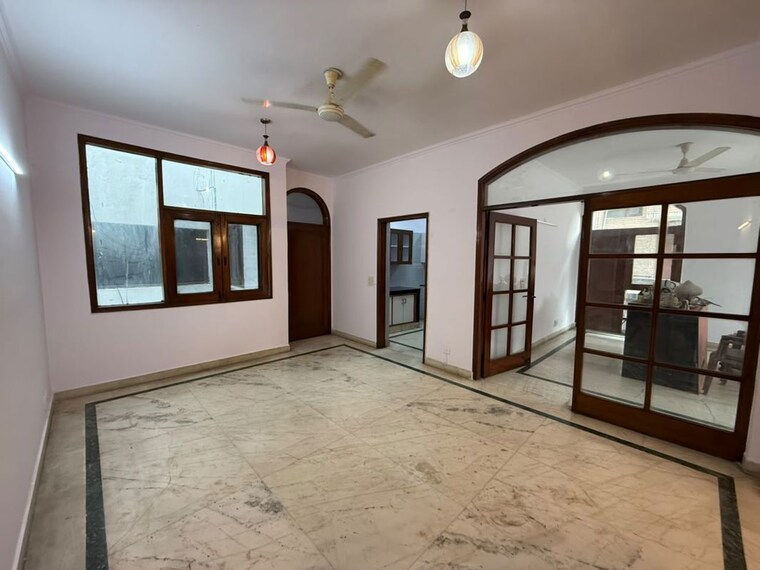 Room, nehru enclave 3 Bedroom 433 Sq.Yd. Builder Floor In Nehru Enclave Delhi 10569609
