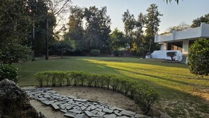 Plot Area in 3.5 BHK Villa at Sainik Farm – for Rent