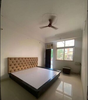 Bedroom in 3.5 BHK Apartment at Hazratganj – for Rent