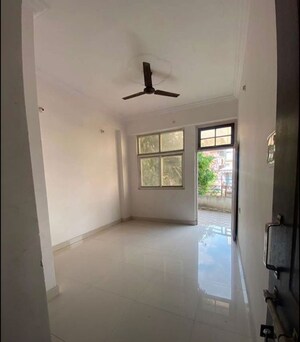 Room in 3.5 BHK Apartment at Hazratganj – for Rent