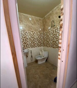 Bathroom in 3.5 BHK Apartment at Hazratganj – for Rent