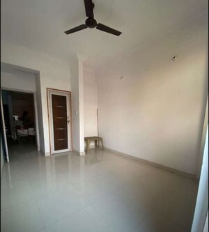 Room in 3.5 BHK Apartment at Hazratganj – for Rent