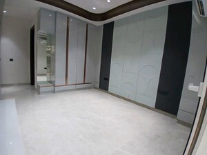 Room in 3 BHK Builder Floor at Sector 21 – for Rent