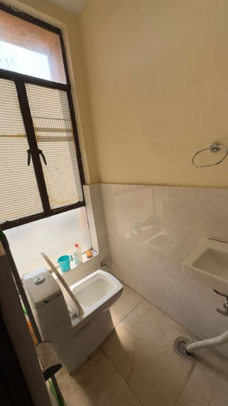 Attached Bathroom, palam-vyapar-kendra Commercial Office Space 500 Sq.Ft. In Sector 2 Gurgaon 10361370