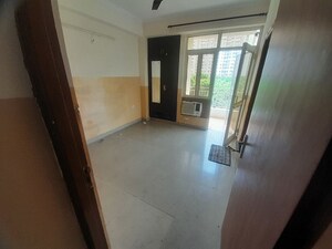 Room in 2 BHK Apartment at Supertech Ecociti, Sector 137 – for Rent