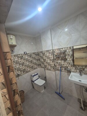 Bathroom in 1 RK Builder Floor at Dlf City Phase 3 – for Rent