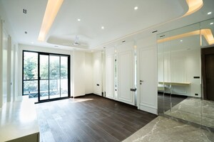 Room in 4 BHK Builder Floor at Sector 21 – for Rent
