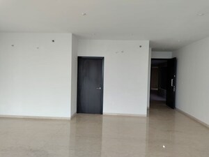 Room in 3 BHK Apartment at Oberoi Realty Esquire, Goregaon East – for Rent