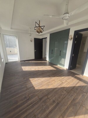 Room in 4 BHK Builder Floor at Sector 23 – for Rent