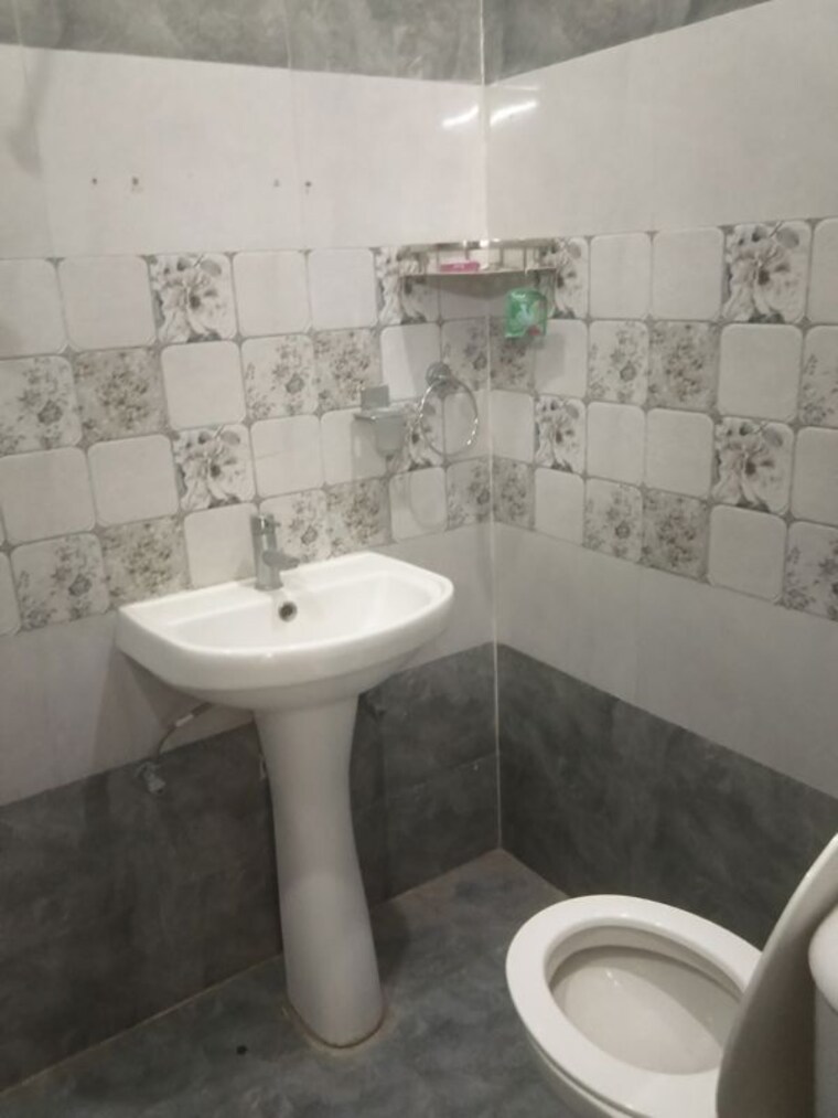 Bathroom, dhakoli 3 Bedroom 125 Sq.Yd. Builder Floor In Dhakoli Zirakpur 10570030