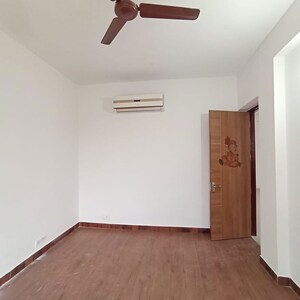 Room in 3.5 BHK Villa at Vatika Signature Villas, Sector 82 – for Rent