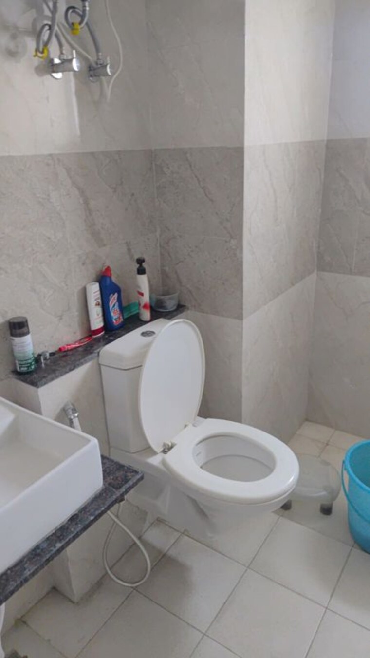 Bathroom, vip road 3 Bedroom 1350 Sq.Ft. Apartment In Vip Road Zirakpur 10570094