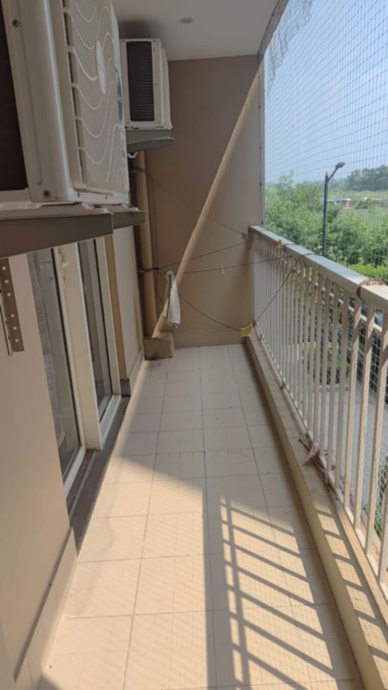 Balcony, vip road 3 Bedroom 1350 Sq.Ft. Apartment In Vip Road Zirakpur 10570094