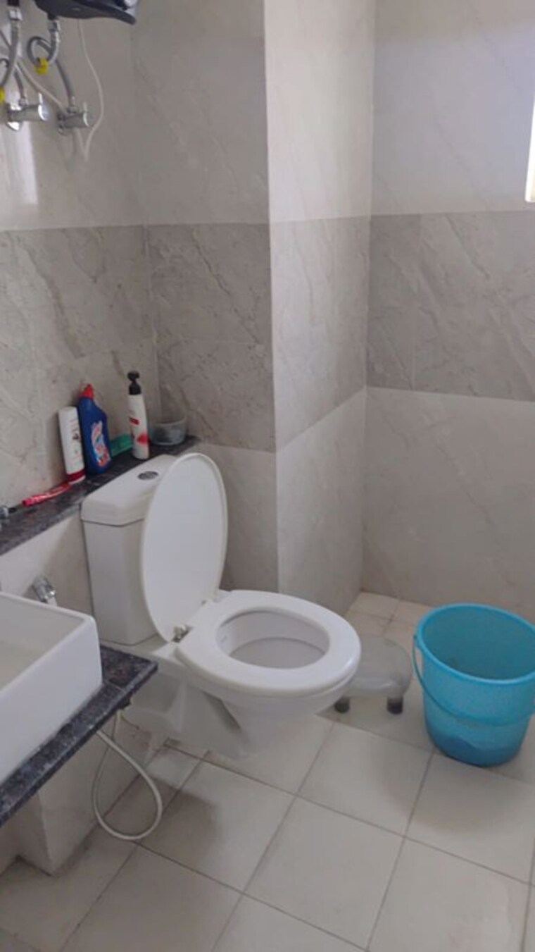 Bathroom, vip road 3 Bedroom 1350 Sq.Ft. Apartment In Vip Road Zirakpur 10570094