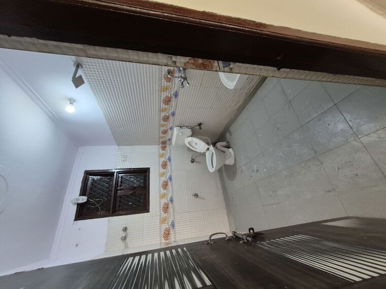 Washroom, mayur vihar 2.5 Bedroom 850 Sq.Ft. Builder Floor In Mayur Vihar Delhi 10570230
