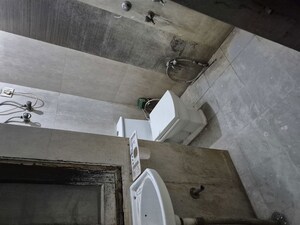 Bathroom in 2.5 BHK Builder Floor at Mayur Vihar – for Rent