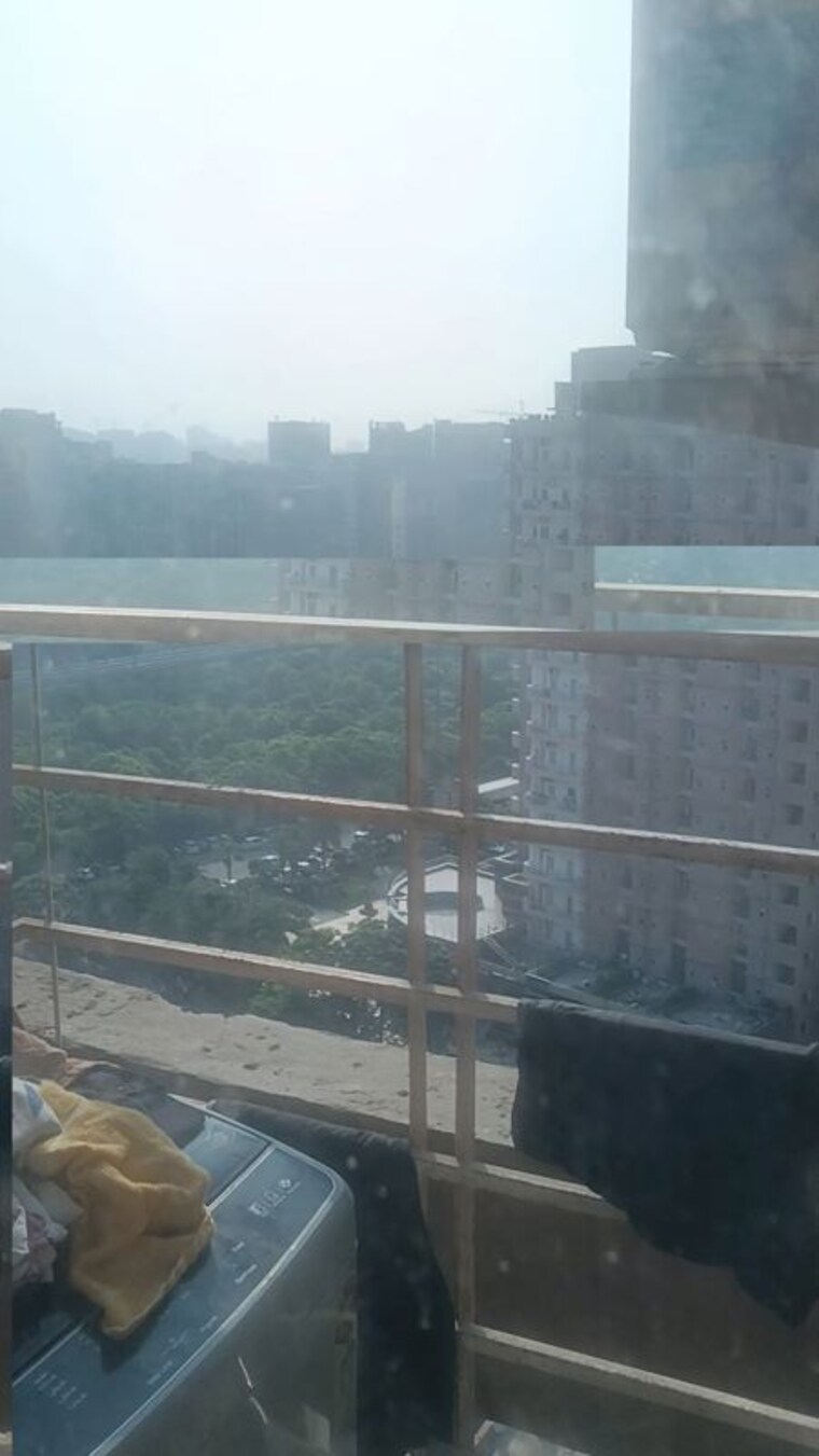 Balcony, paras-tierea 1 Bedroom 495 Sq.Ft. Apartment In Sector 137 Noida 10549373