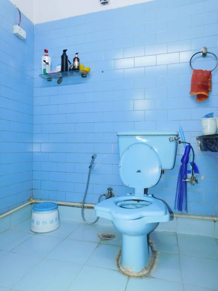 Bathroom, east of kailash 3 Bedroom 1800 Sq.Ft. Builder Floor In East Of Kailash Delhi 10570186