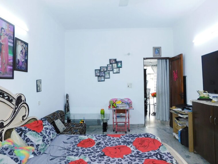 Bedroom, east of kailash 3 Bedroom 1800 Sq.Ft. Builder Floor In East Of Kailash Delhi 10570186
