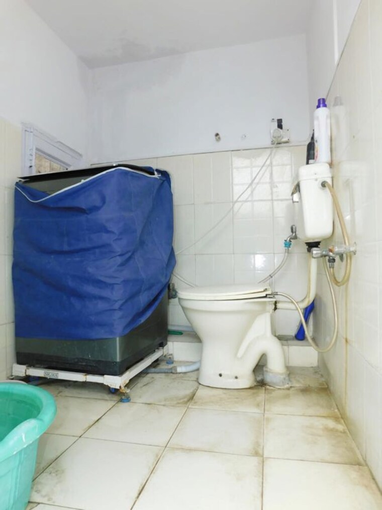 Bathroom, east of kailash 3 Bedroom 1800 Sq.Ft. Builder Floor In East Of Kailash Delhi 10570186