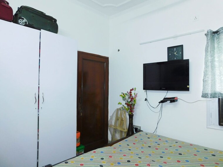 Bedroom, east of kailash 3 Bedroom 1800 Sq.Ft. Builder Floor In East Of Kailash Delhi 10570186