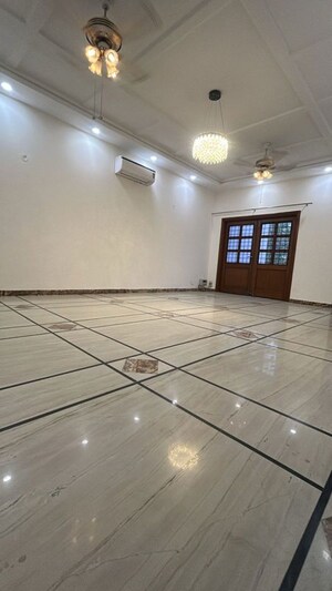 Room in 3 BHK Builder Floor at Green Wood City, Sector 45 – for Rent