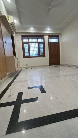 Room in 3 BHK Builder Floor at Green Wood City, Sector 45 – for Rent