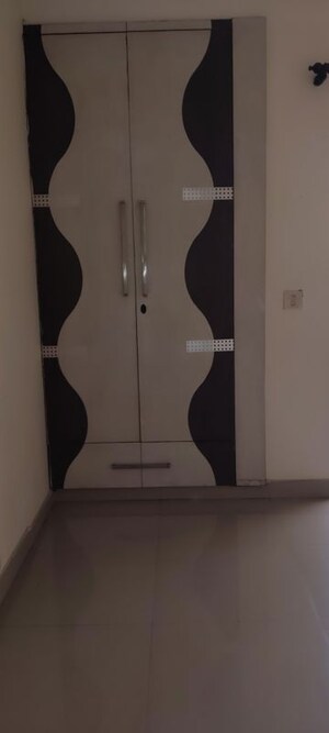 Furnished Amenities in 3.5 BHK Apartment at BPTP Park Grandeura, Sector 82 – for Sale