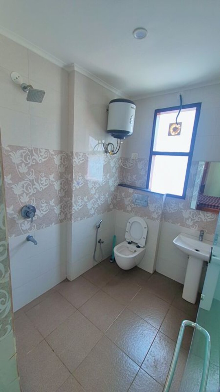 Bathroom, dlf city phase 3 1 RK 250 Sq.Ft. Builder Floor In Dlf City Phase 3 Gurgaon 10570355