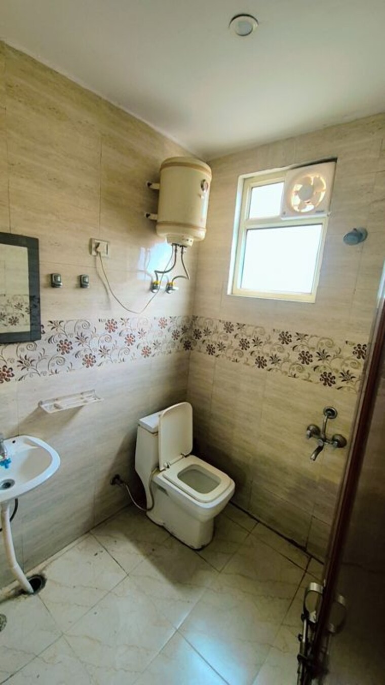 Bathroom, dlf city phase 3 1 RK 250 Sq.Ft. Builder Floor In Dlf City Phase 3 Gurgaon 10570363